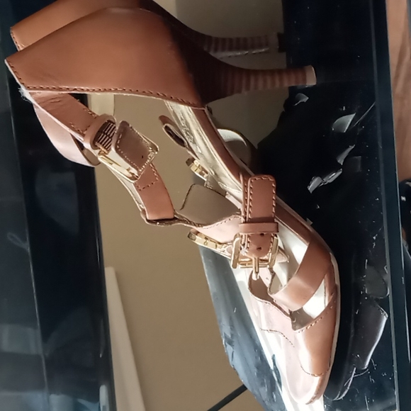 Caramel color Michael Khors size 8 shoes gently used - Picture 2 of 2